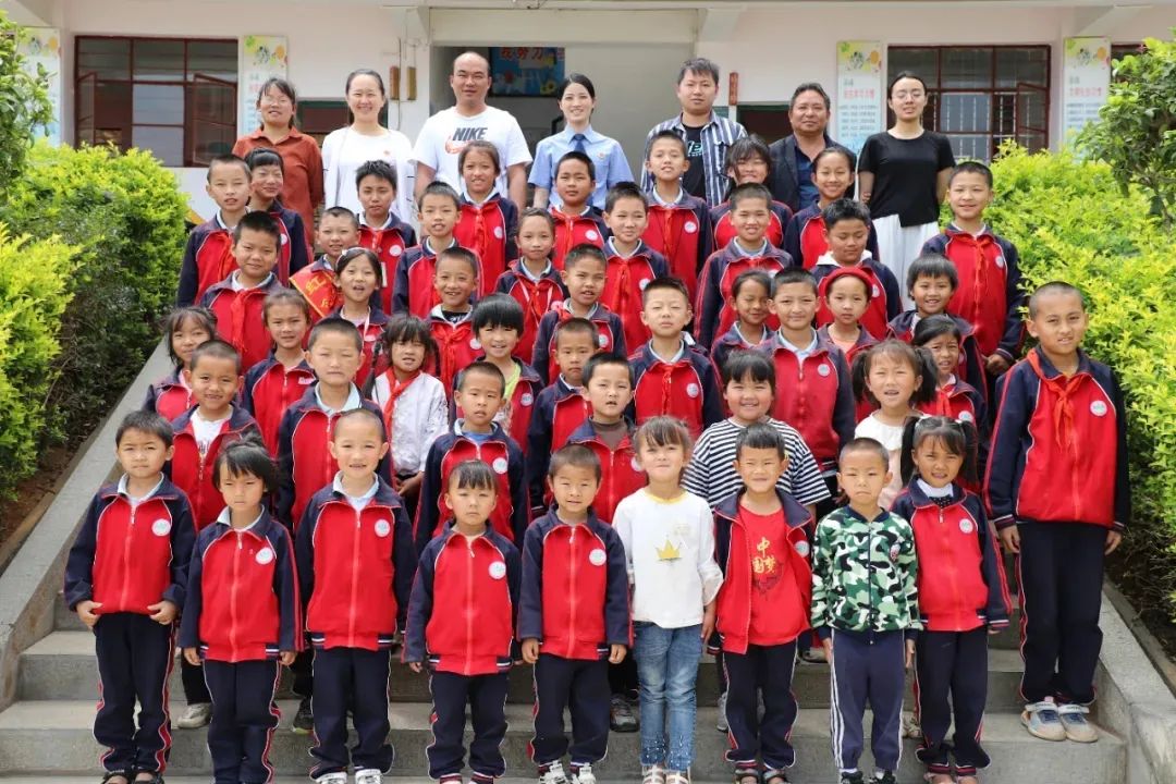 “一站式”关爱服务中心挂牌成立构筑妇女儿童“温暖之家”