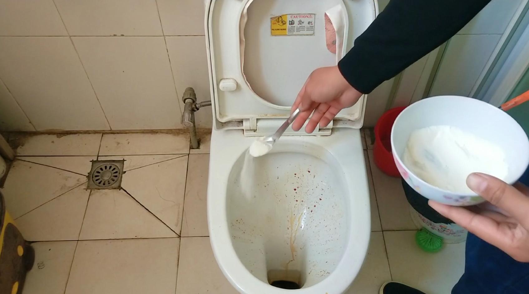 马桶里放点盐能有什么效果,马桶里放一把食盐太厉害了