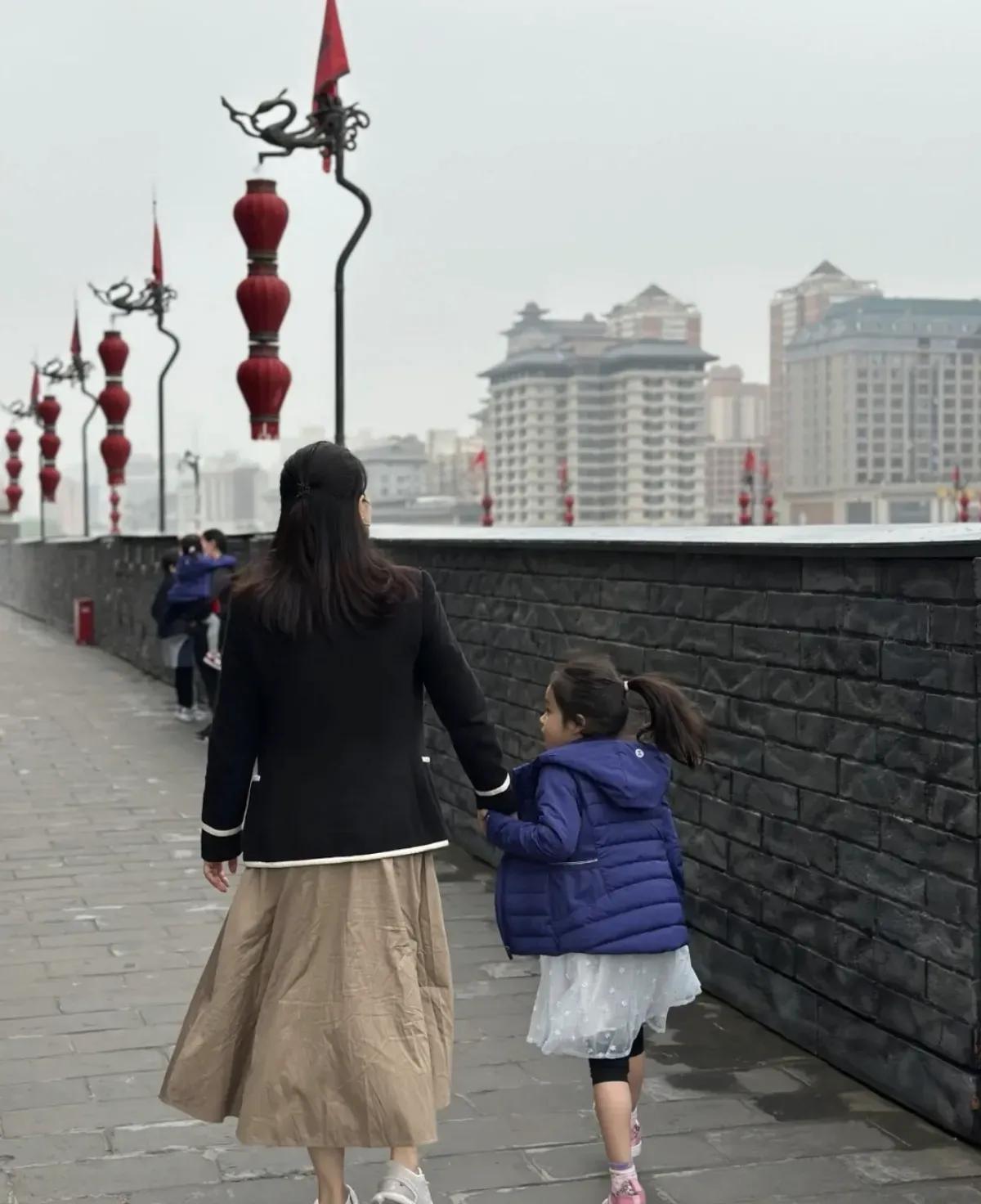 “跳水皇后”郭晶晶盛赞古城西安,郭晶晶带孩子西安游玩图片