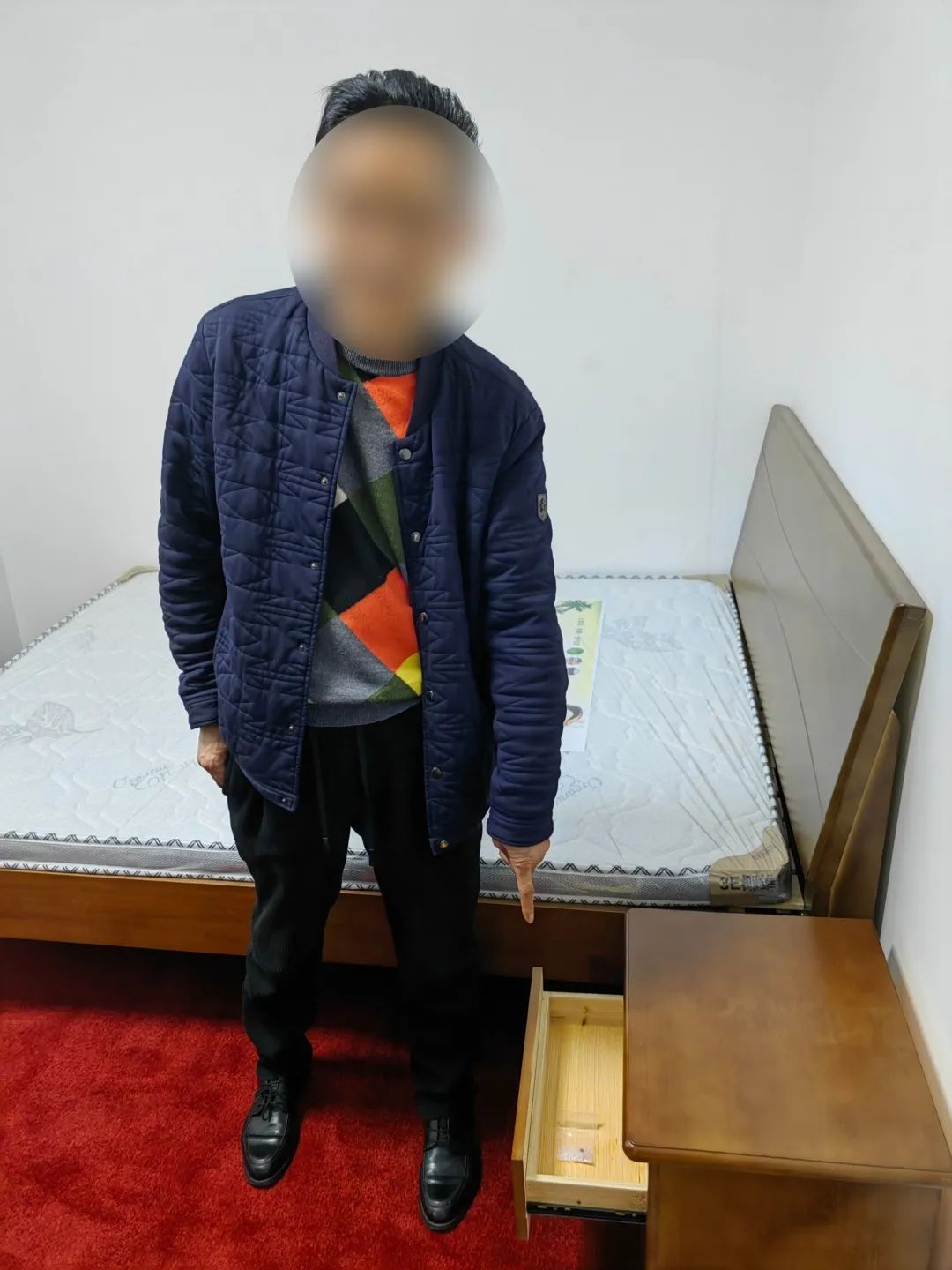 “有没有肉，多少钱？”“钱就不要了，你买条烟给我好了”买的是酒跟肉吗？不，是*品毒**！