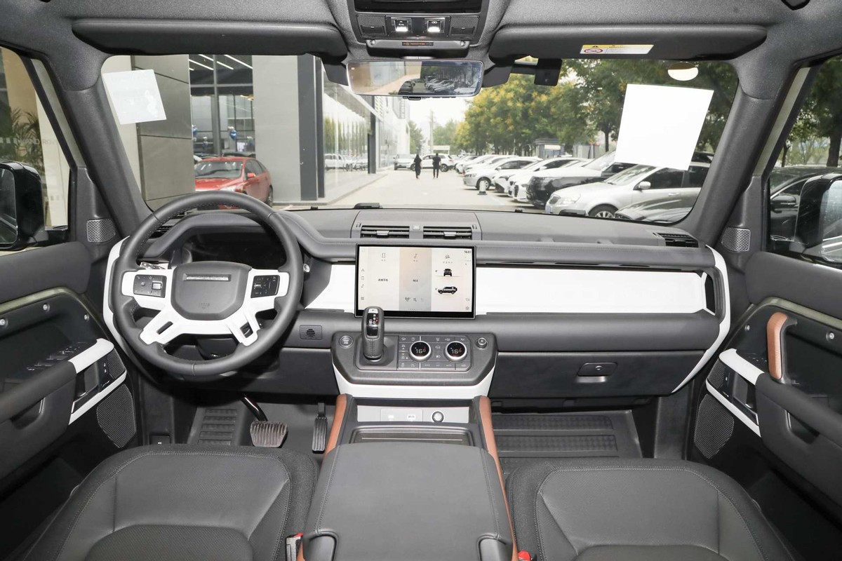 路虎卫士丐版越野能力,硬派越野舒适豪华路虎卫士