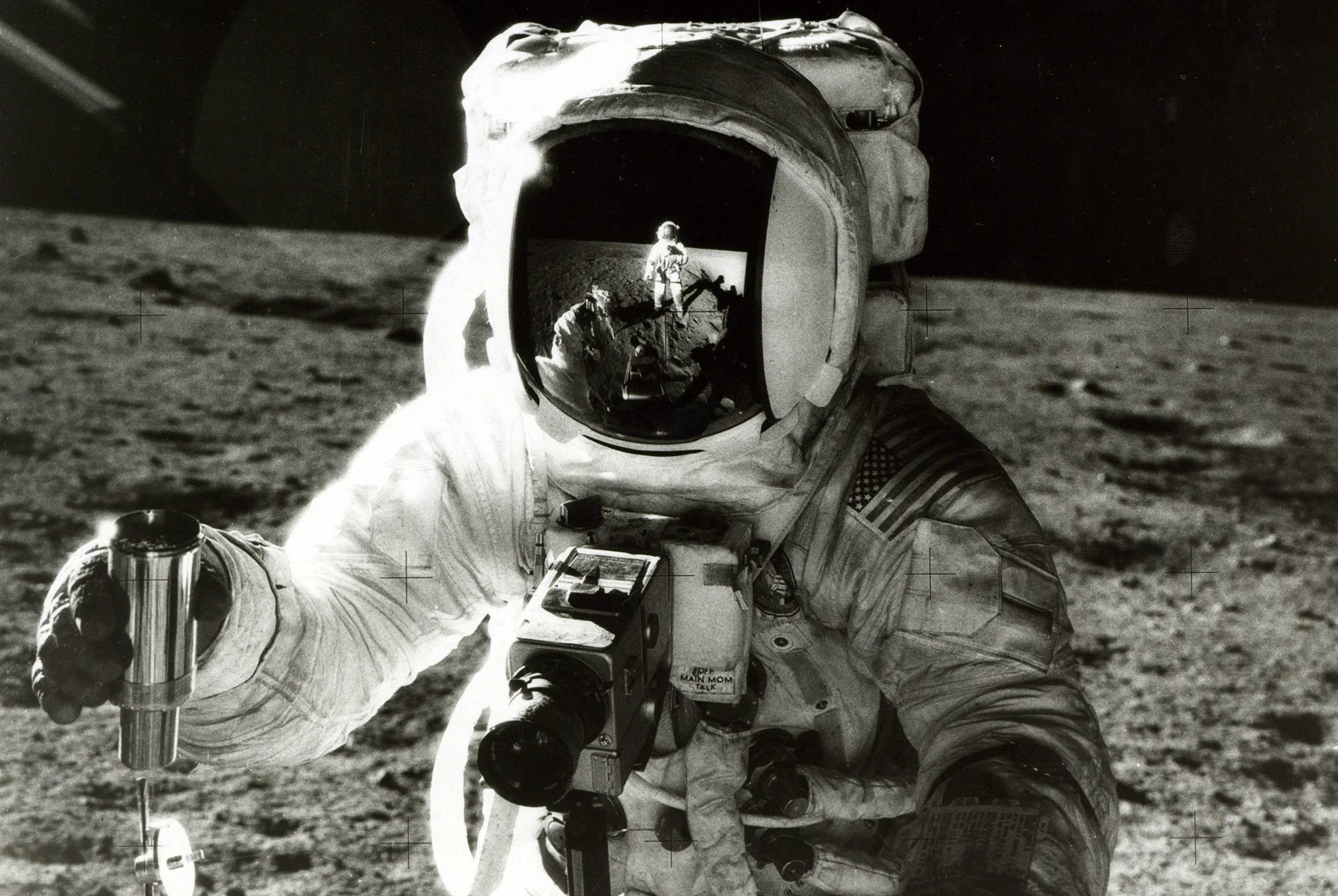 美国登月有哪几个疑点,曾经的美国登月是真实的吗