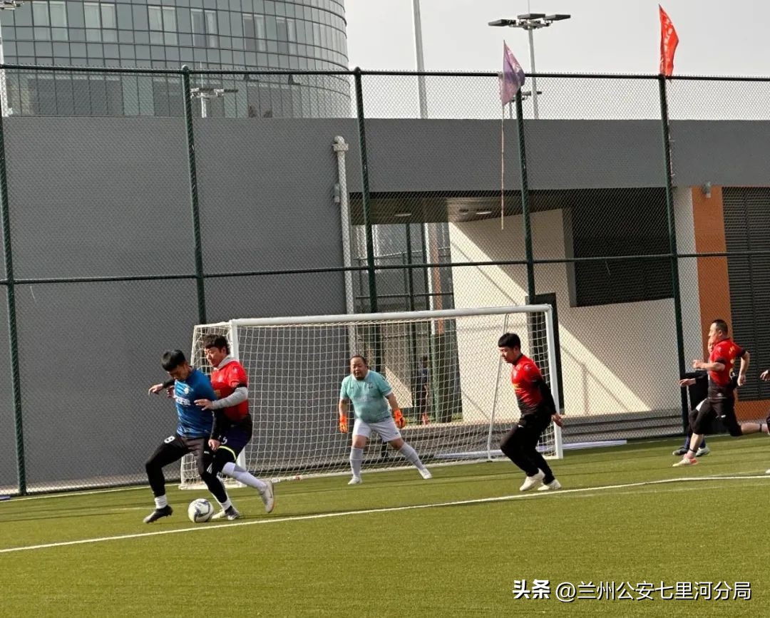 “绿茵激情洒汗水驰骋奥体见友情”——兰州公安七里河分局与交警支队开展足球友谊赛