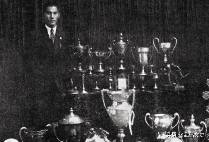 听戏要听梅兰芳看球就看李惠堂,球王李惠堂当年横扫全欧洲