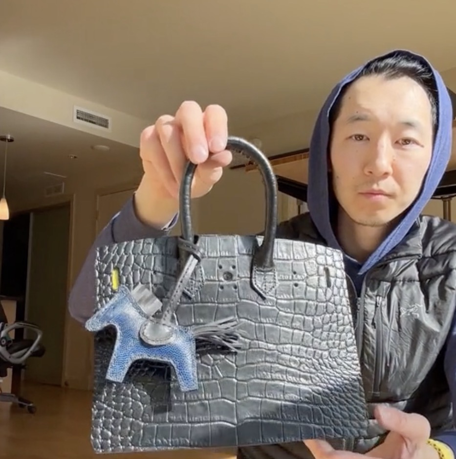 亚裔小哥花400刀手工制*爱作**马仕包送女友，网友为此吵翻！
