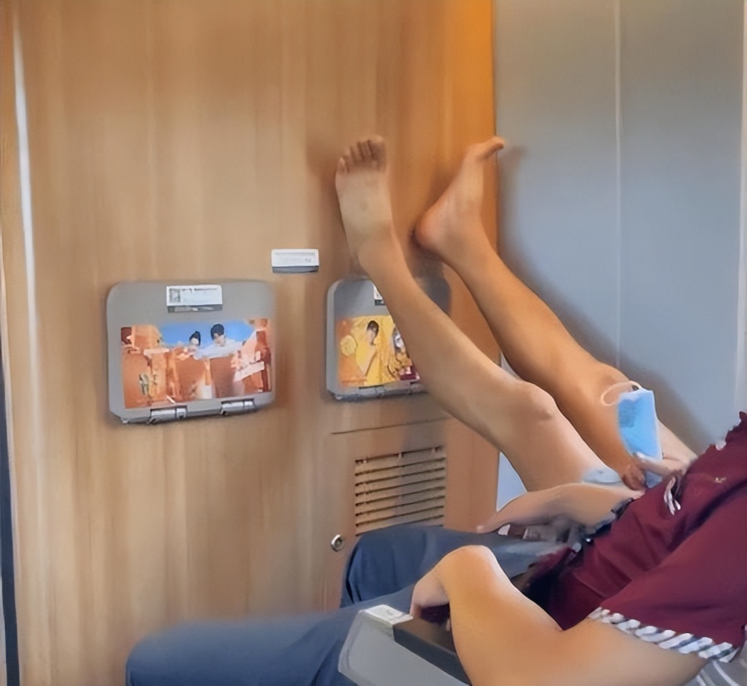 李一桐飞机上脱鞋引争议后续,李一桐揭纱帽