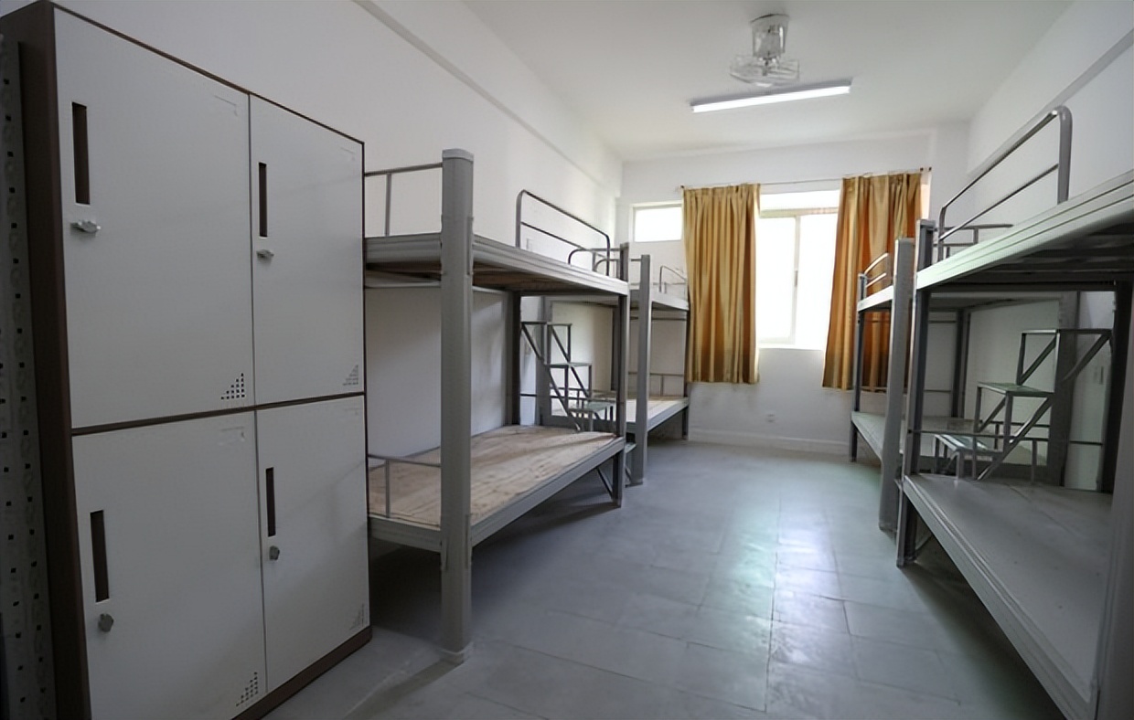 大学生暑假涌向工厂流水线，月入五六千，目标就是赚出一台iPad