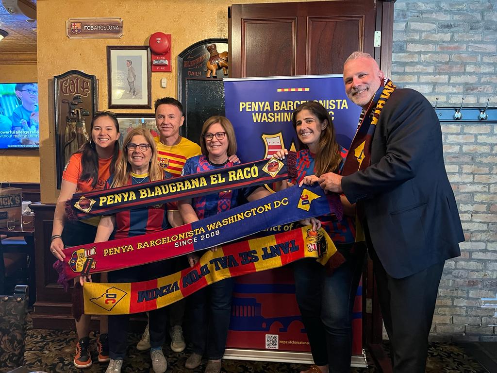 女足绝杀夺冠后全国人民有多激动,巴萨女足夺冠领奖牌视频