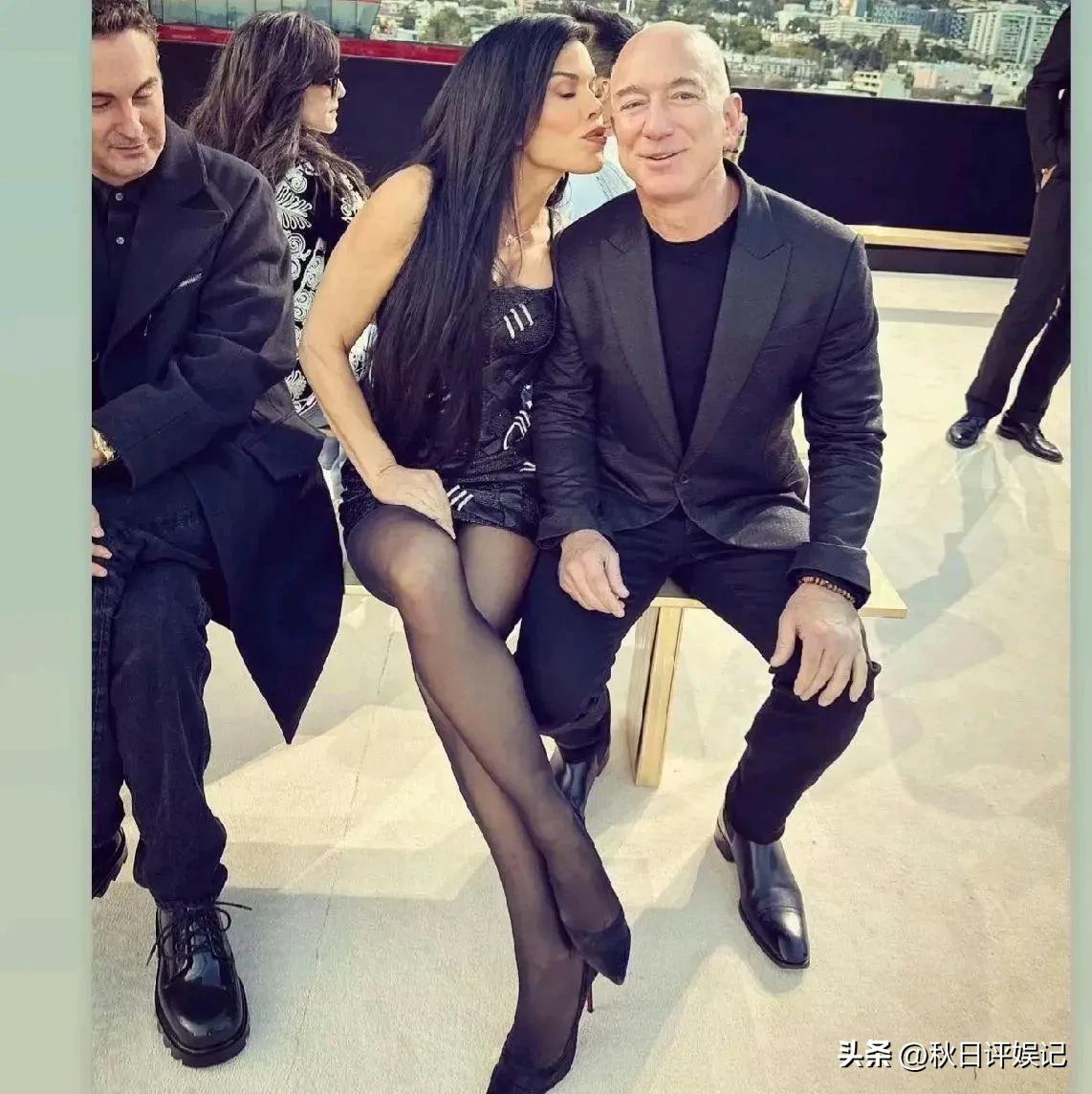 贝佐斯和桑切斯在游艇,贝佐斯乘5亿美元豪华游艇出海