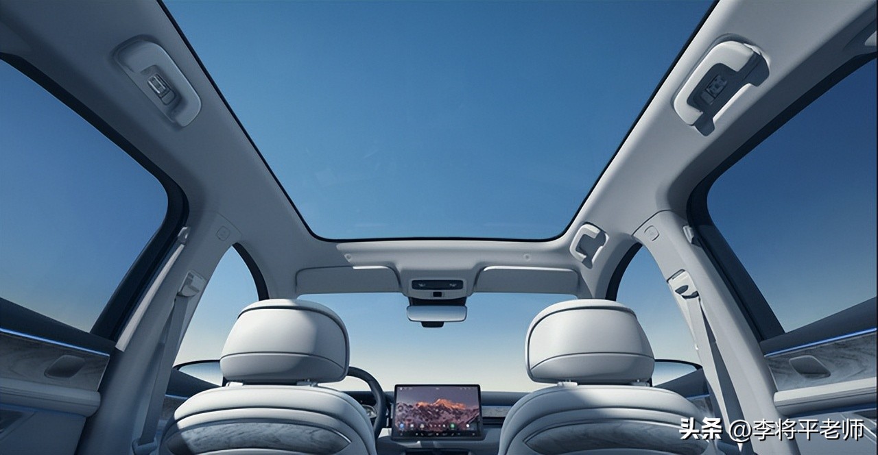 倒水打伞贴报纸,新能源车的天幕玻璃为何这么坑?车企:省钱啊