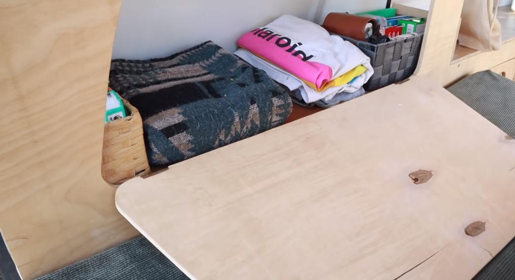 房车里的蜗居生活,国外夫妻房车生活