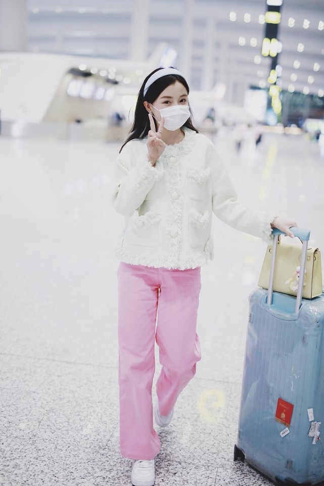 林小宅一身休闲装不失少女心,林小宅牛仔裤穿搭