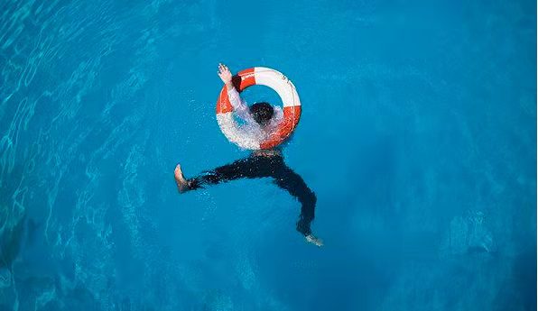 小男孩溺水教科书式自救,溺水后如何急救100字