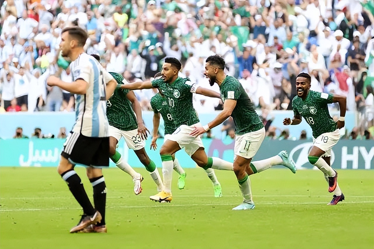 沙特守门员一战封神三连扑,沙特门将5次扑救解围两次