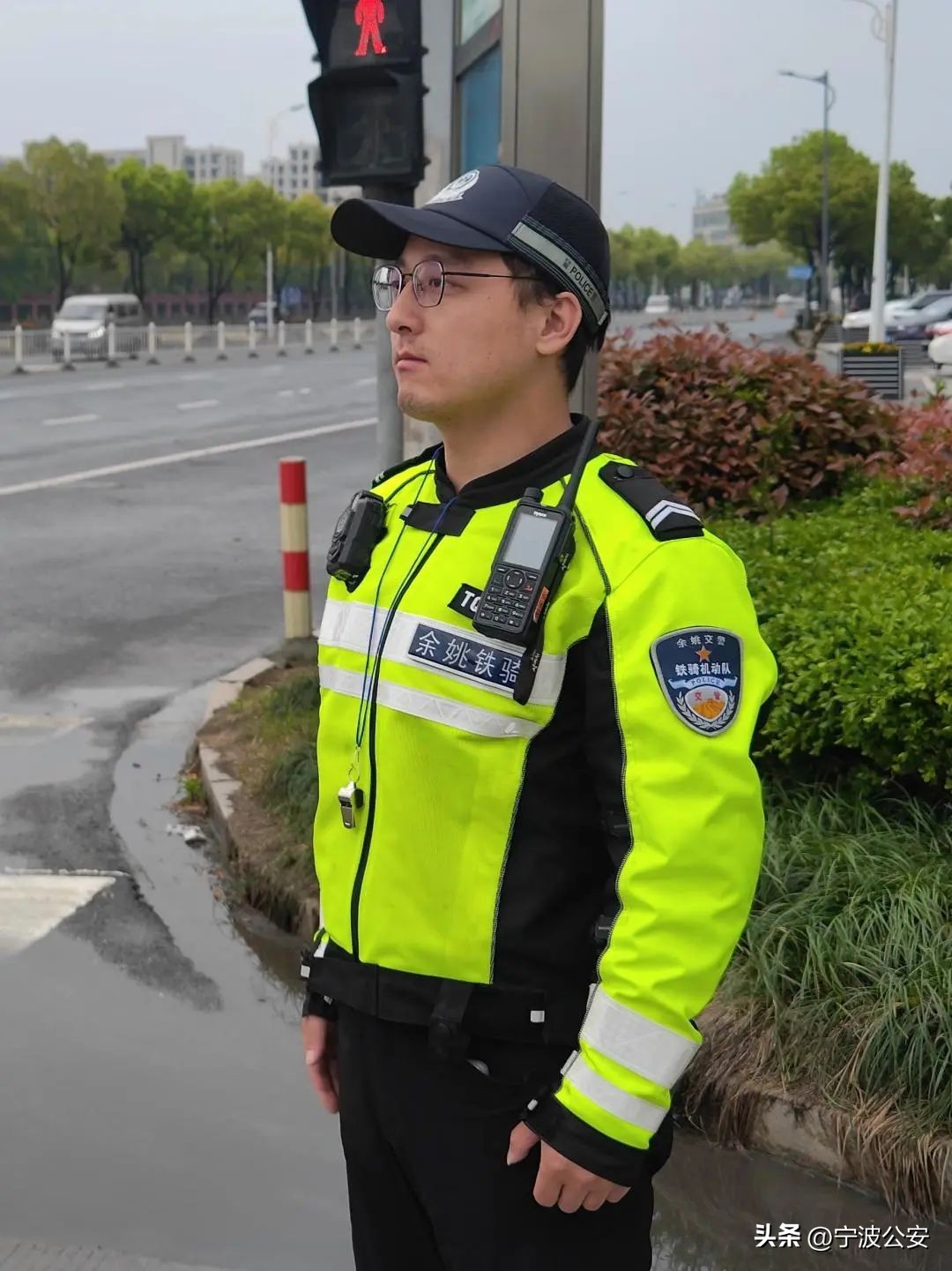 外卖小哥带着孩子送外卖警察帮忙,外卖小哥在十字路口执勤