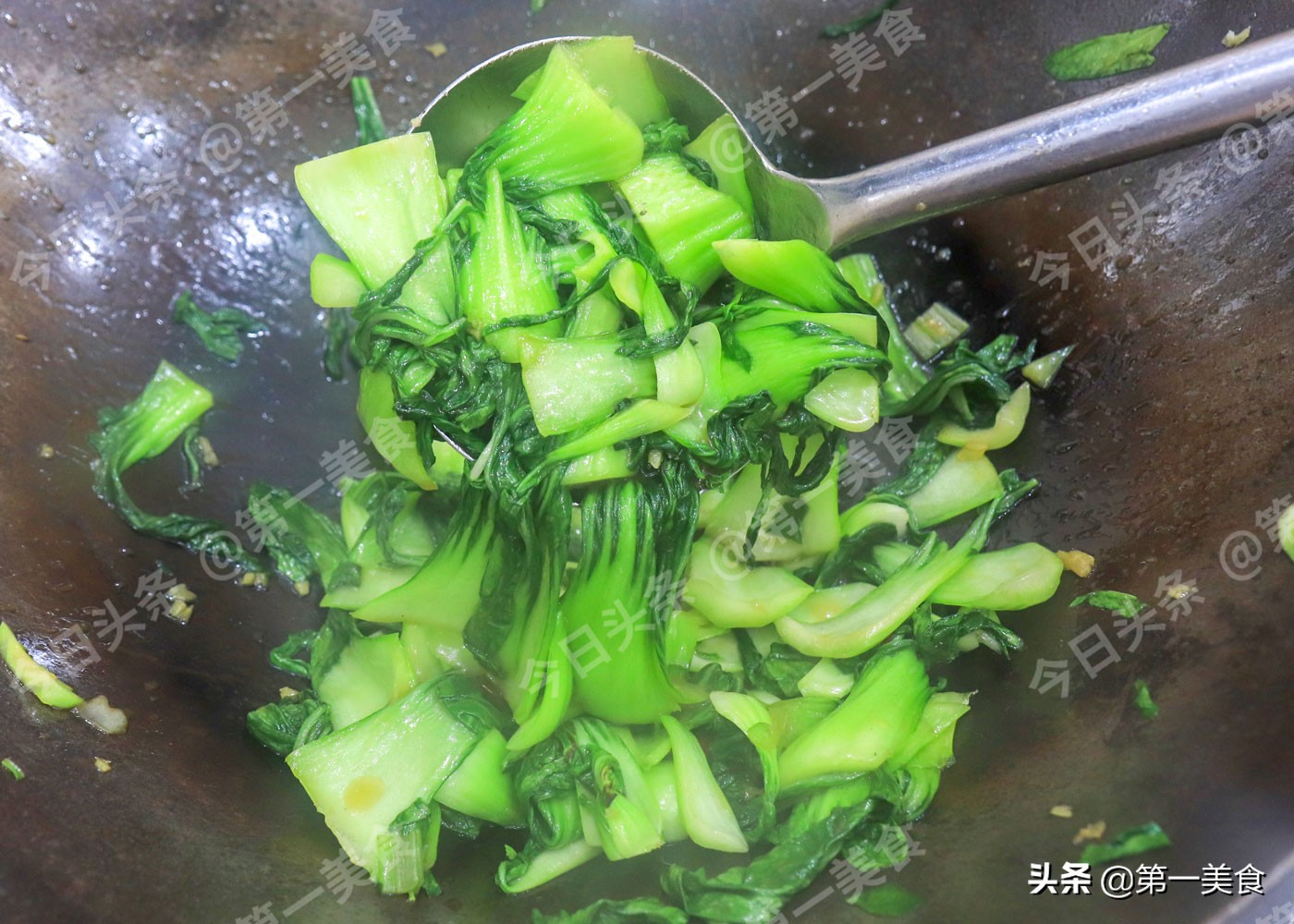 青菜如何炒翠绿不变色不出水,青菜粥怎么做才能保证青菜翠绿