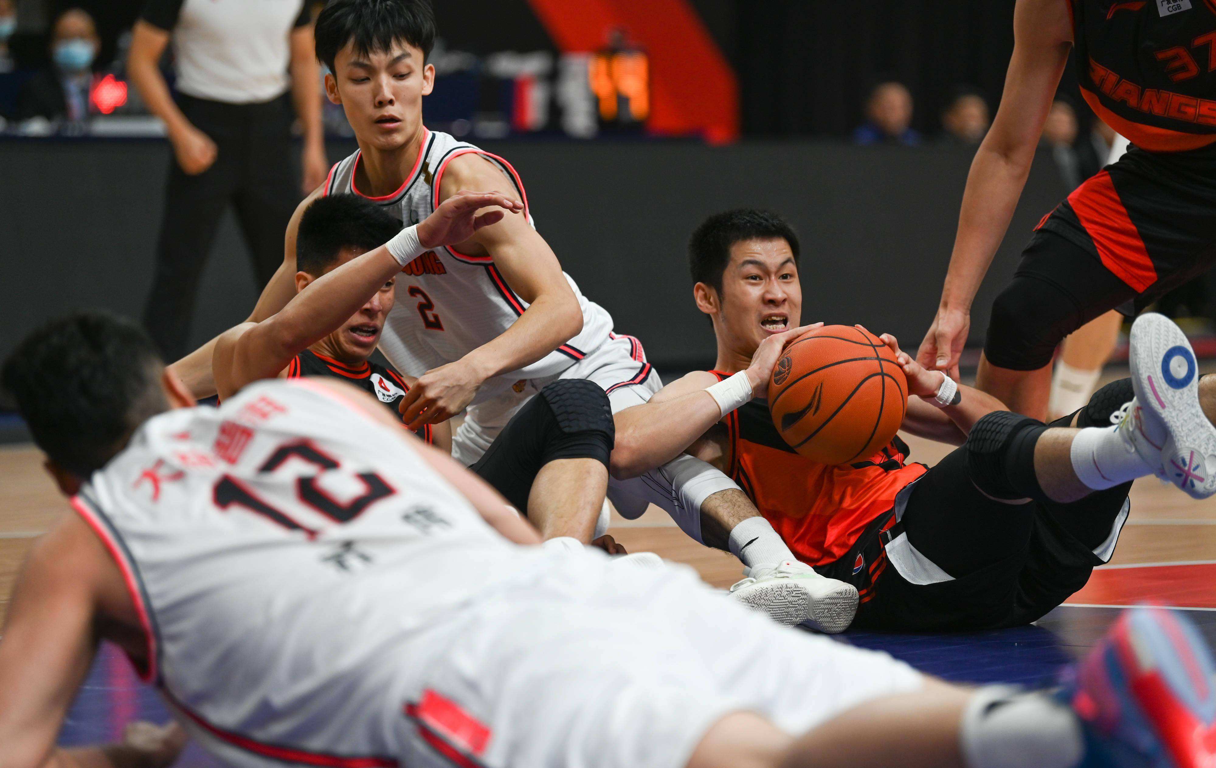 2021-2022赛季cba抢断王,2016-2017cba赵继伟绝杀