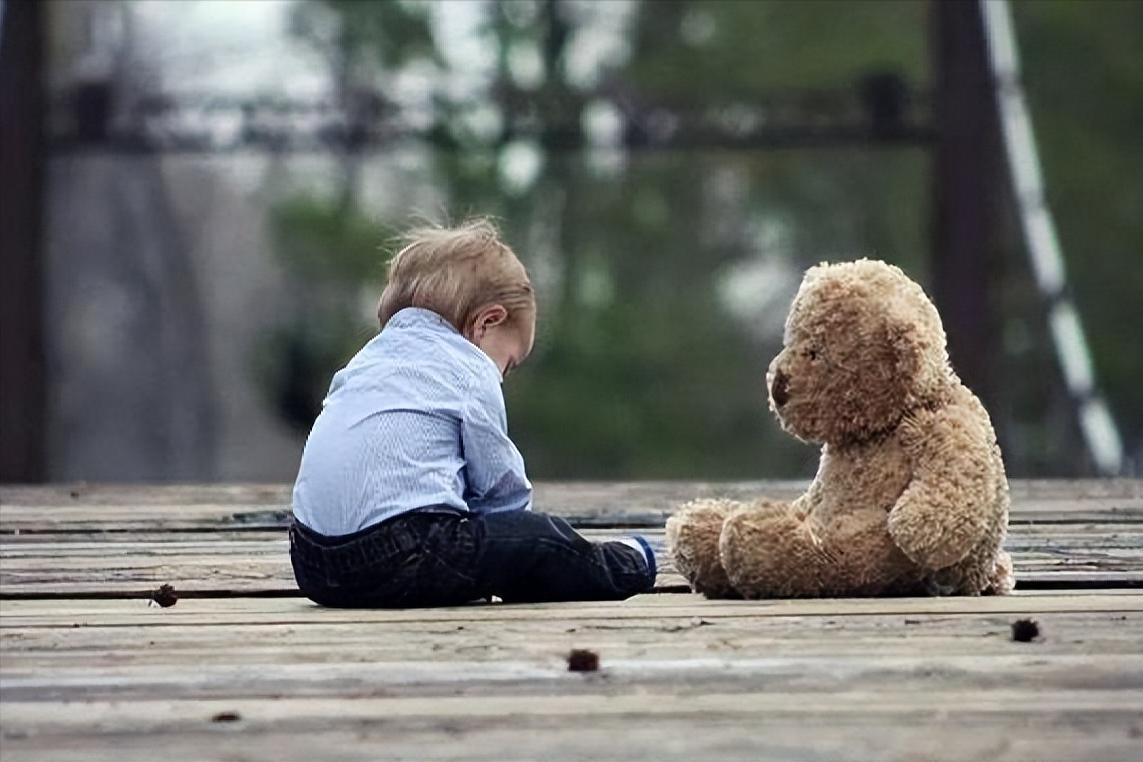 3岁小女孩报警,4岁女童大哭报警