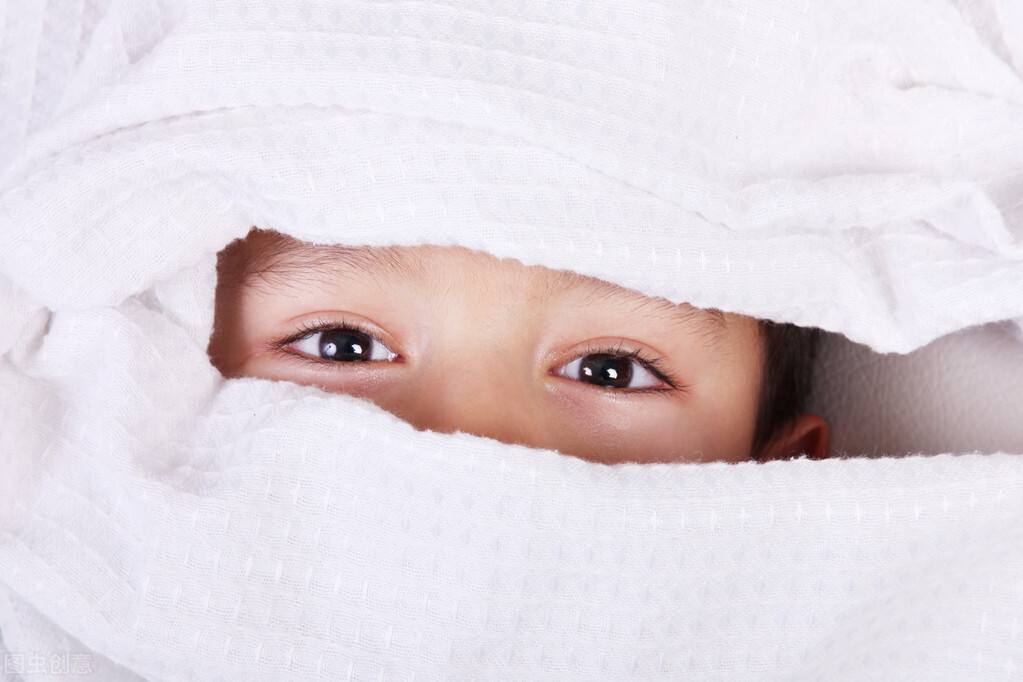 宝宝突然老是眨眼睛是什么情况,宝宝总是眨眼睛怎么纠正