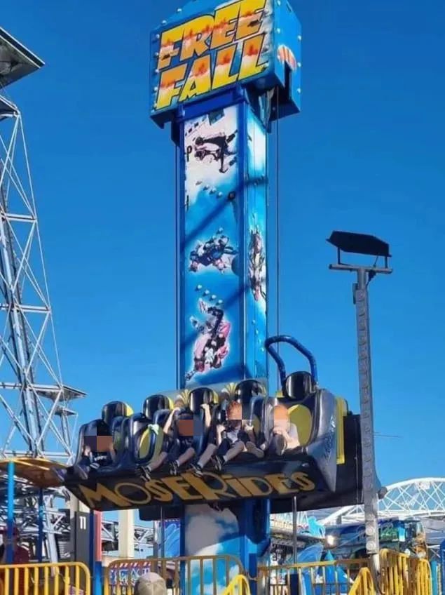 男孩玩跳楼机下来时吓的跪下,外国男孩玩跳楼机被吓晕