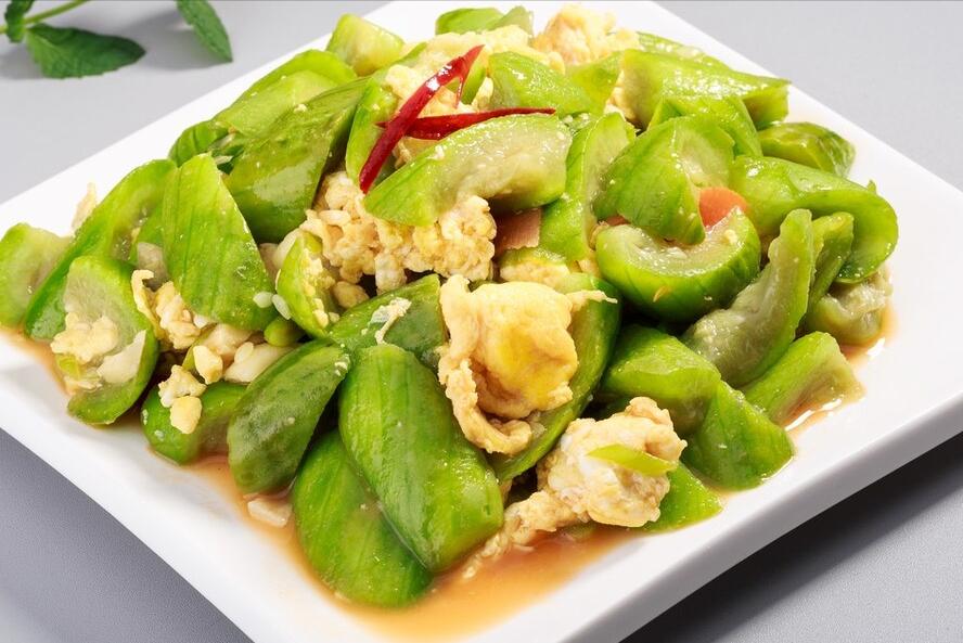 炒丝瓜总是水水的？大厨教你1招，丝瓜嫩滑又入味，不发黑不出水