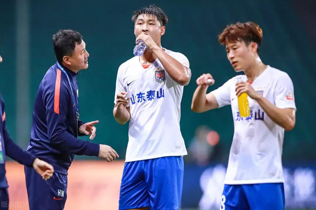 一杯水10块办联赛挺赚钱，泰山要换个活法，说好的佩雷拉呢