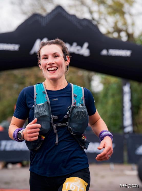 长距离比赛该吃多少能量胶：来自全新可穿戴技术的实证