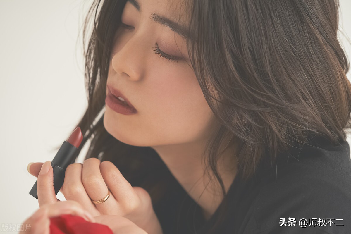 真正命好的女人对自己都有点狠,好命的女人不会沉迷三件事