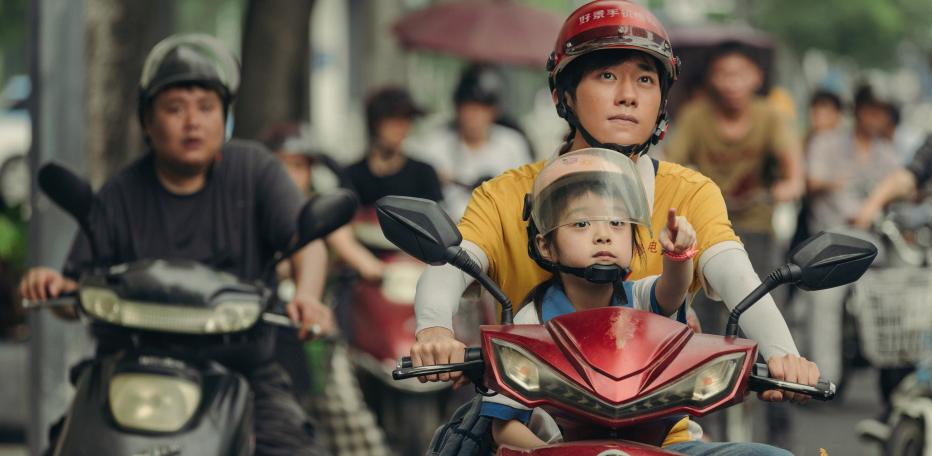 易烊千玺王传君祝福众人反应视频,王传君评价易烊千玺