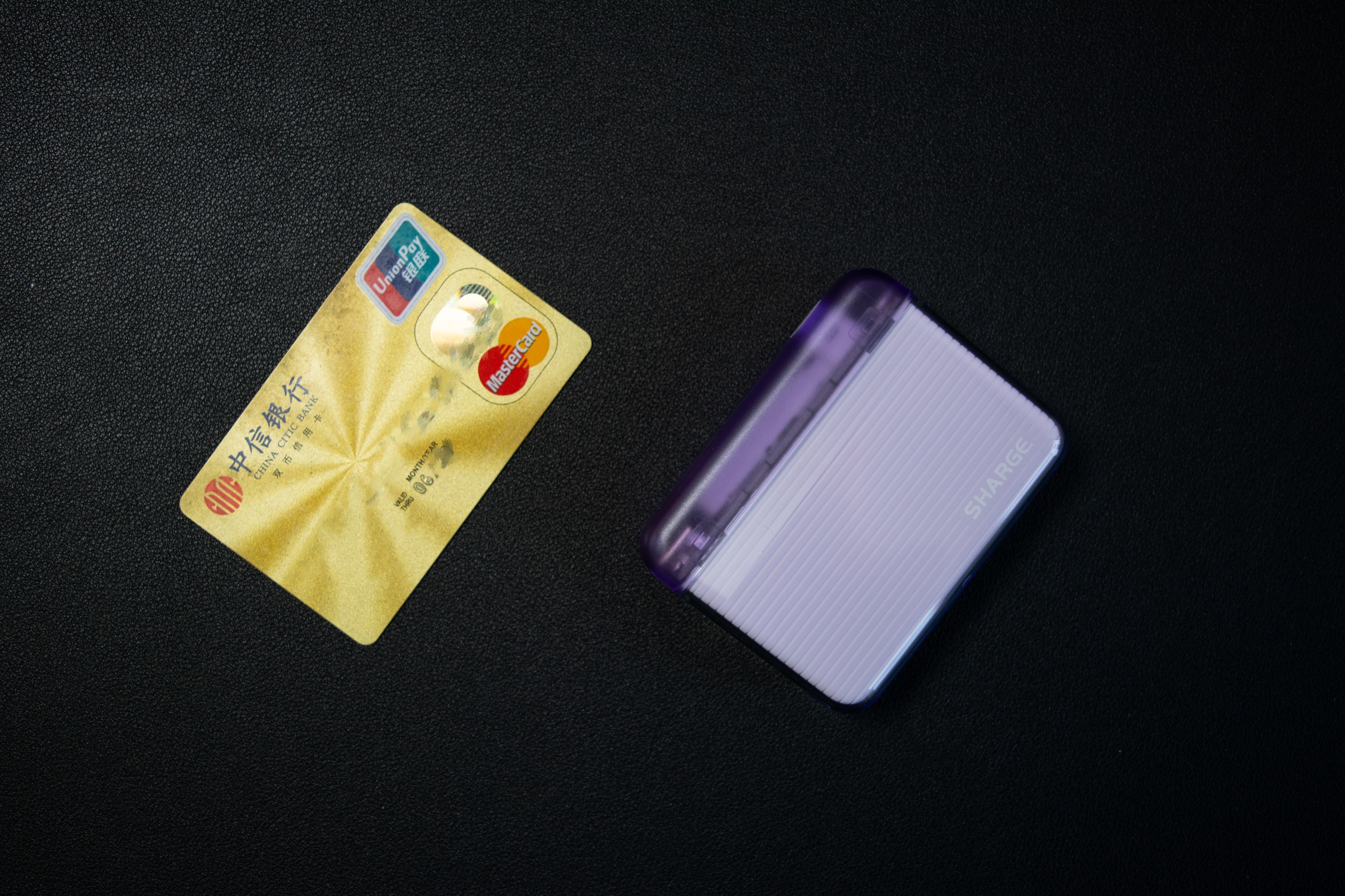 轻便型移动电源推荐,移动电源超薄小巧便携自带线