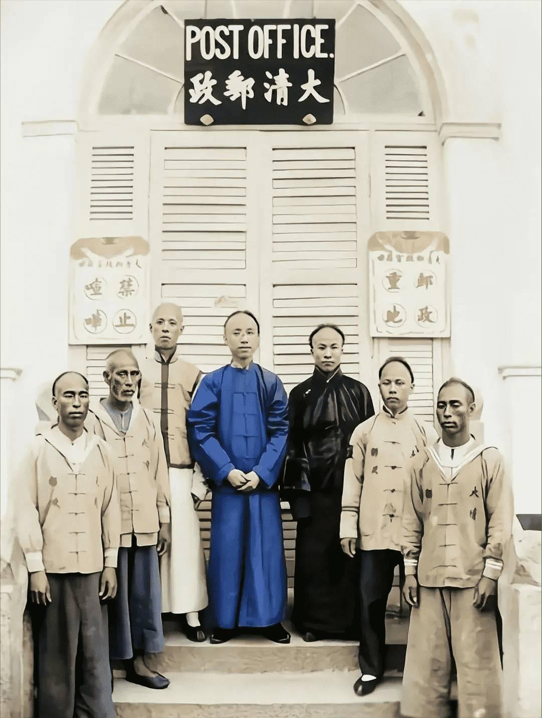 女子身穿日本侵华军装照片,女子穿侵华日军服装摆拍新闻视频