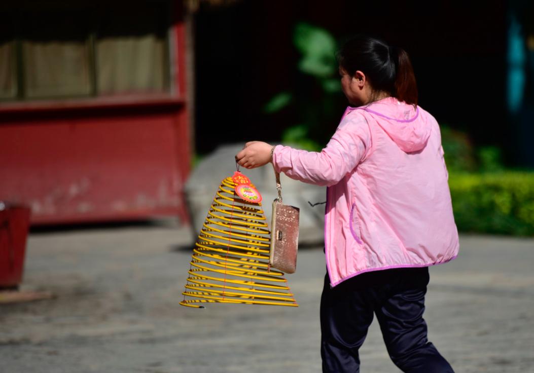 中学老师带学生家长给文具开光,老师带家长找大师给学生文具开光