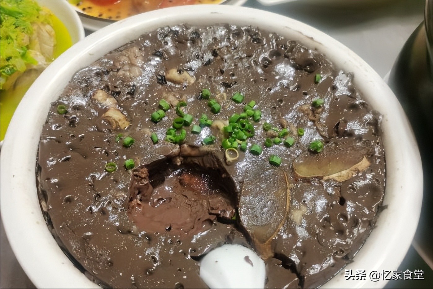 绂忓缓濂冲瓙鍚冮キ,濂冲瓙鍦ㄦ潙閲屽悆閰掑腑