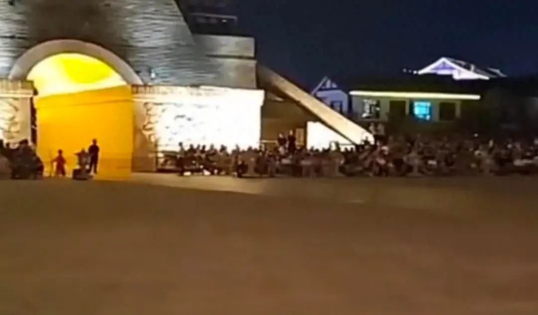 跪着的人站不起来图片,跪着站起来腿站不直