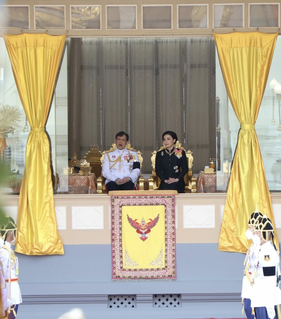 泰国国王皇后下跪,泰国王后跪在国王面前