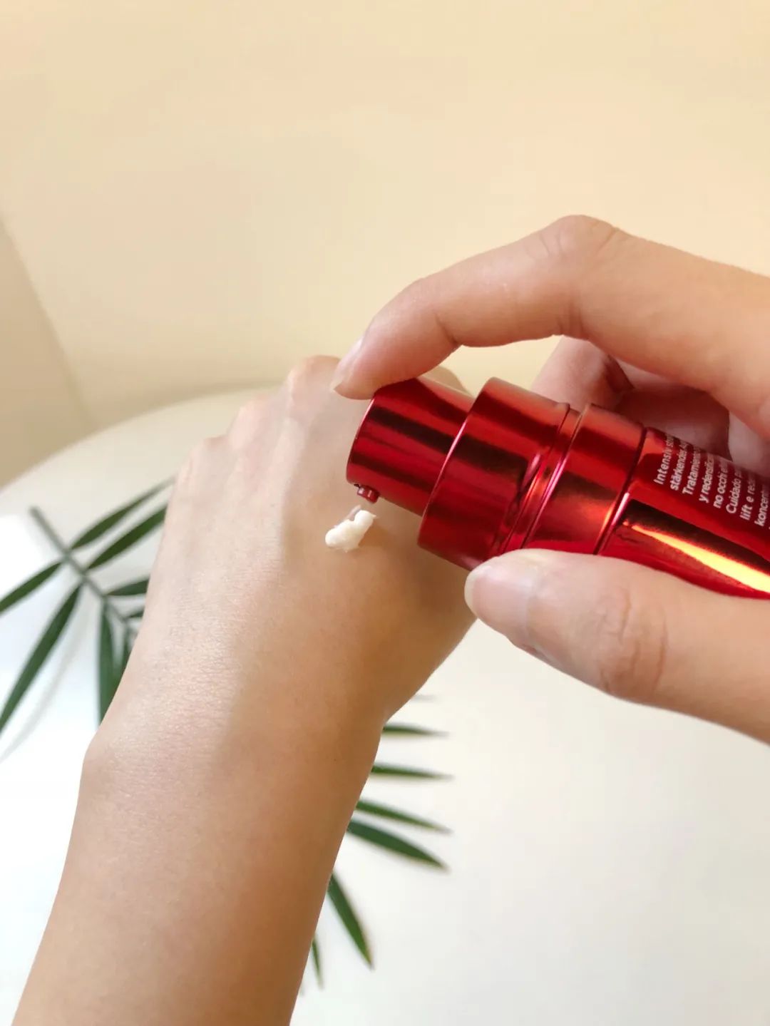 去黑眼圈和眼袋眼霜推荐娇韵诗,娇韵诗新款眼霜适合年龄