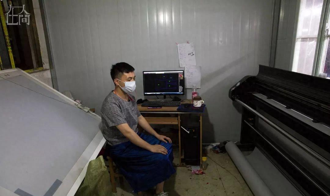 天地间丨情趣内衣小镇的女农民工每天往返于工厂和田间地头