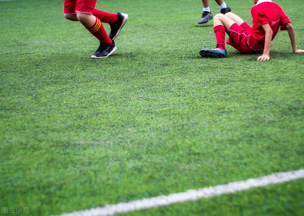 大妈跳广场舞霸占足球场,大爷大妈霸占足球场后续