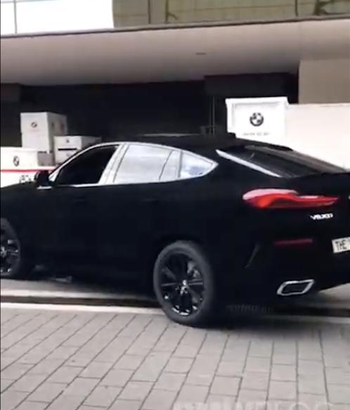 日本小哥在身上涂油漆,小哥把世界上最黑的颜料涂在身上