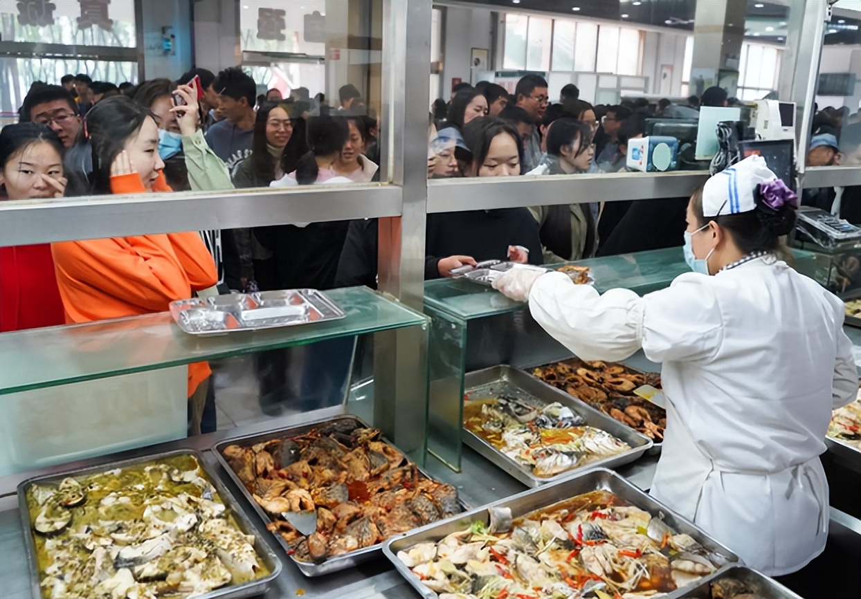 黑心食堂专坑学生,黑心学校做劣质食物给学生吃