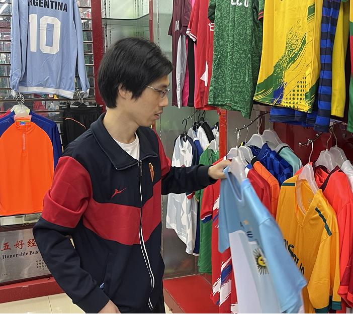 实探｜50天赶工10万个足球，义乌制造“踢进”世界杯