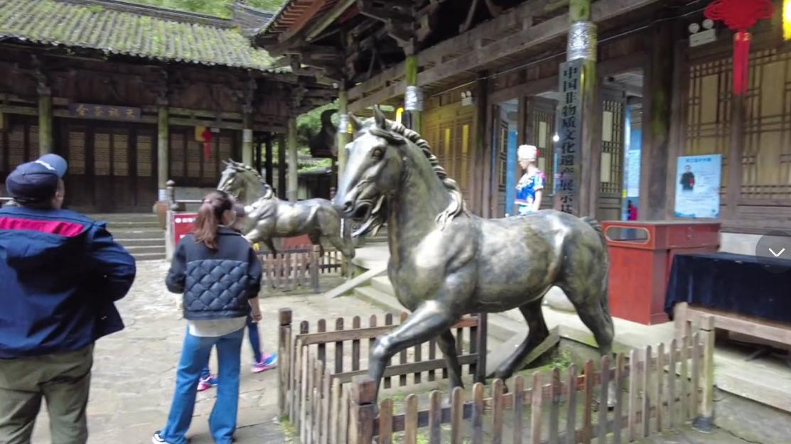 重庆这座四合院深藏在悬崖秘境中,武隆天坑四合院花千谷