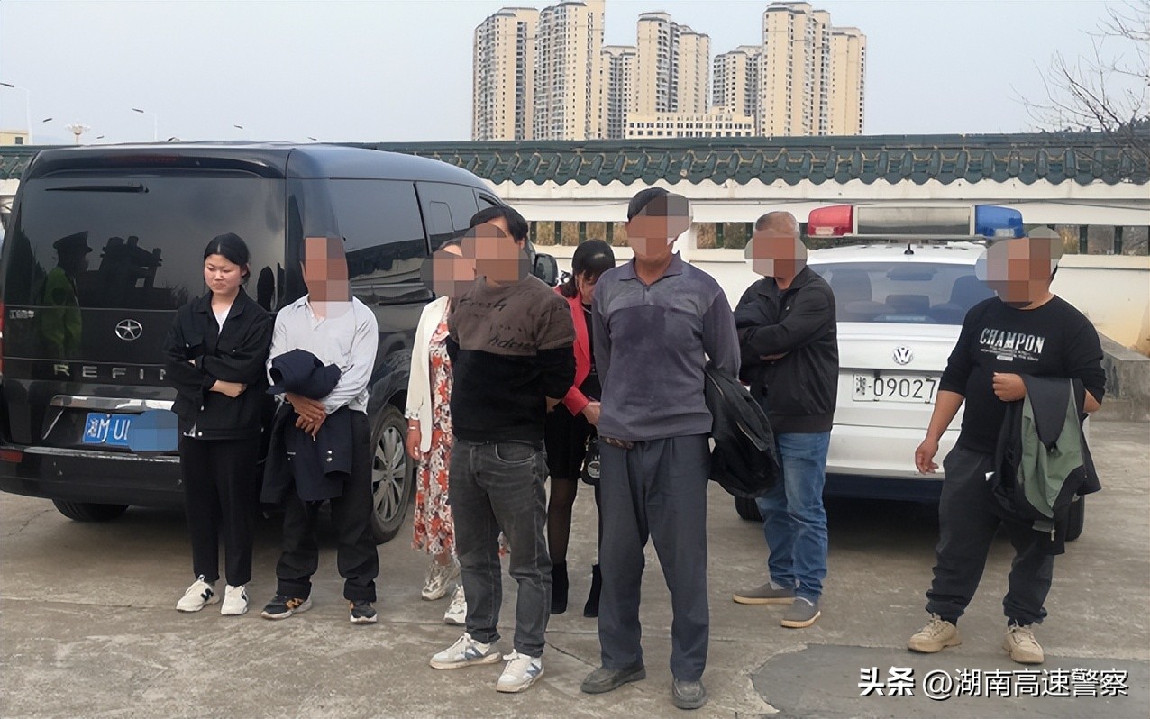 面包车超员20%以上被交警查获,9座面包车被查