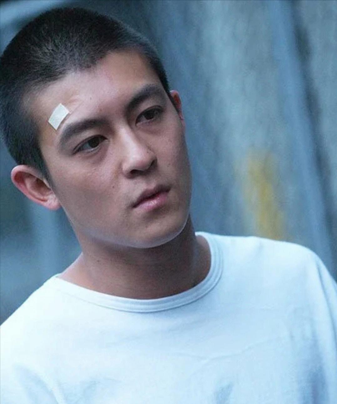 谢霆锋第一次春晚视频,谢霆锋现在在香港受欢迎吗