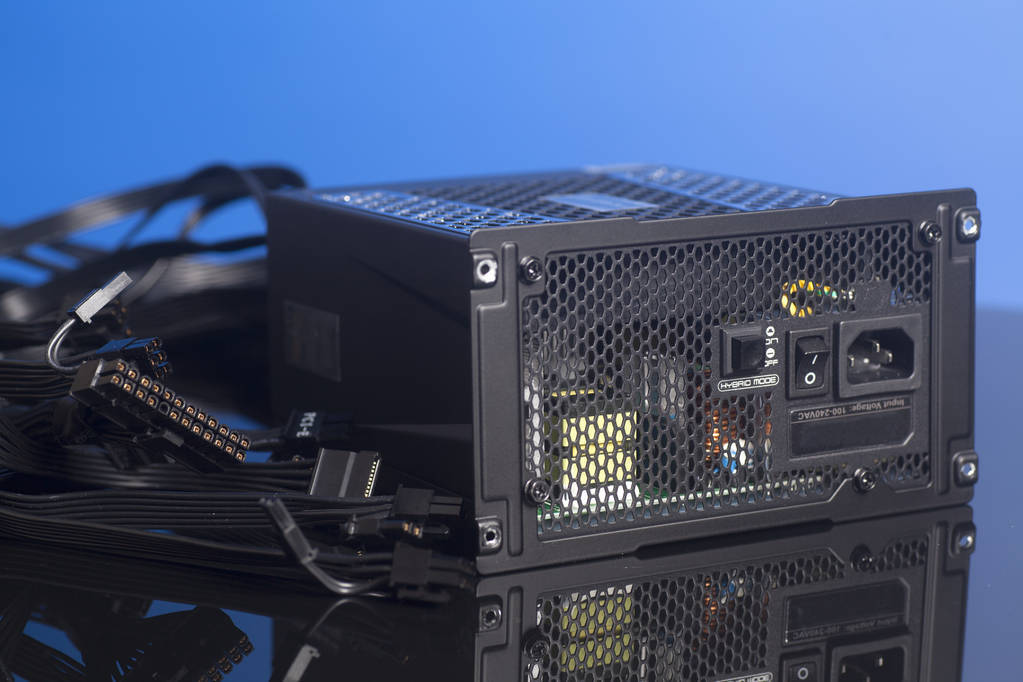 电脑主机重复自动重启显示器不亮,台式电脑显示器不亮怎么回事