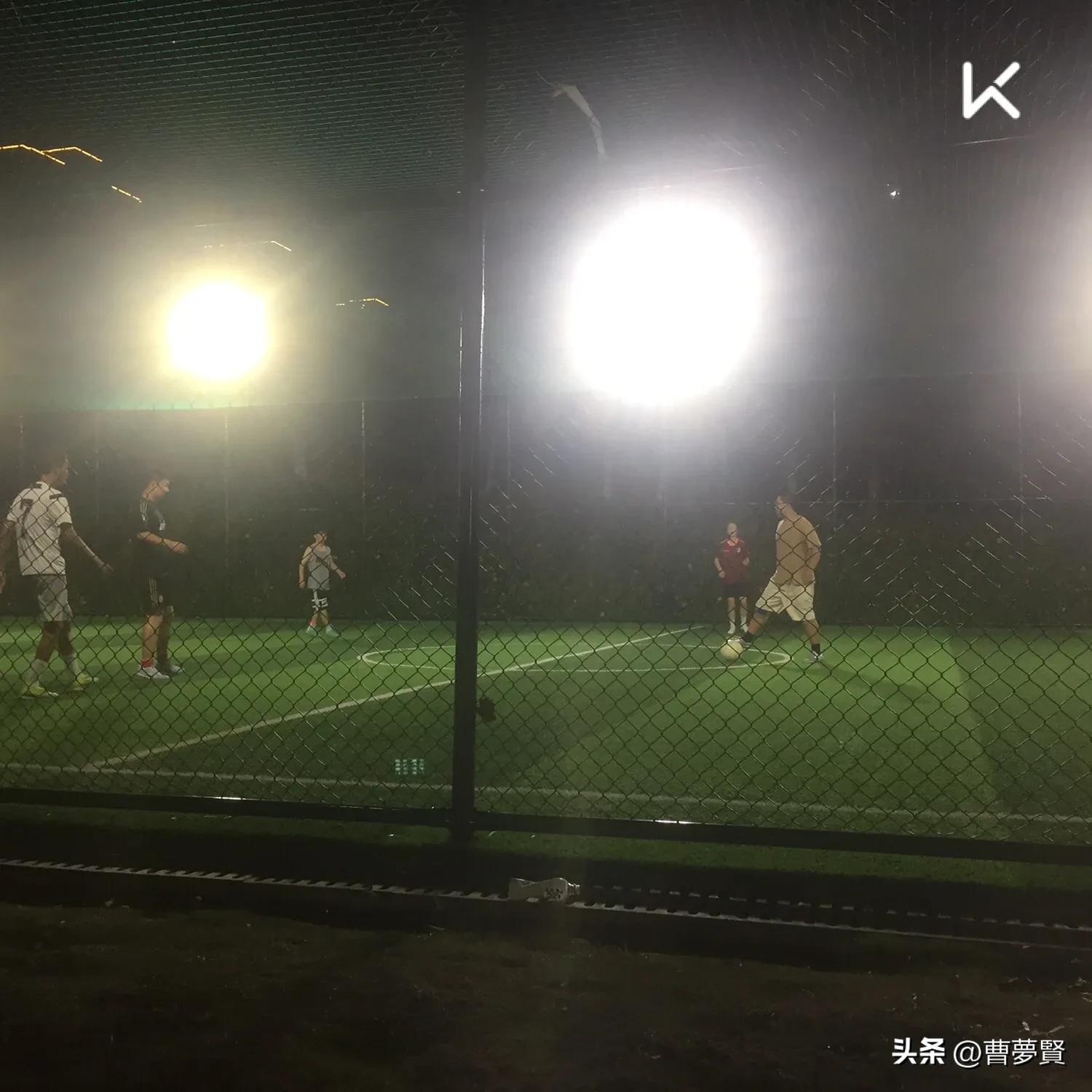 夜晚儿童踢足球视频,夜晚踢足球