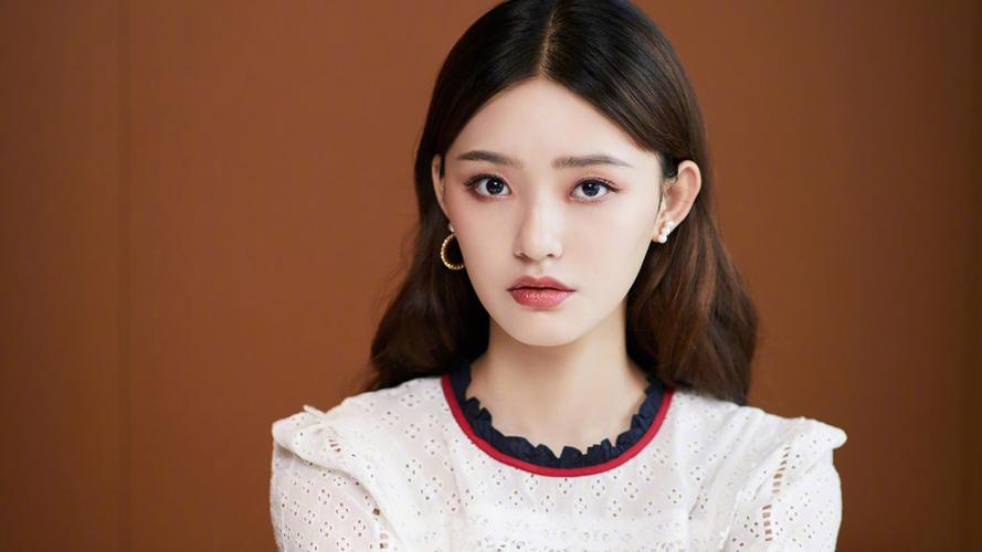 最受宠的“星女郎”：18岁出道爆红，乱认“亲妈”，黑历史无数？