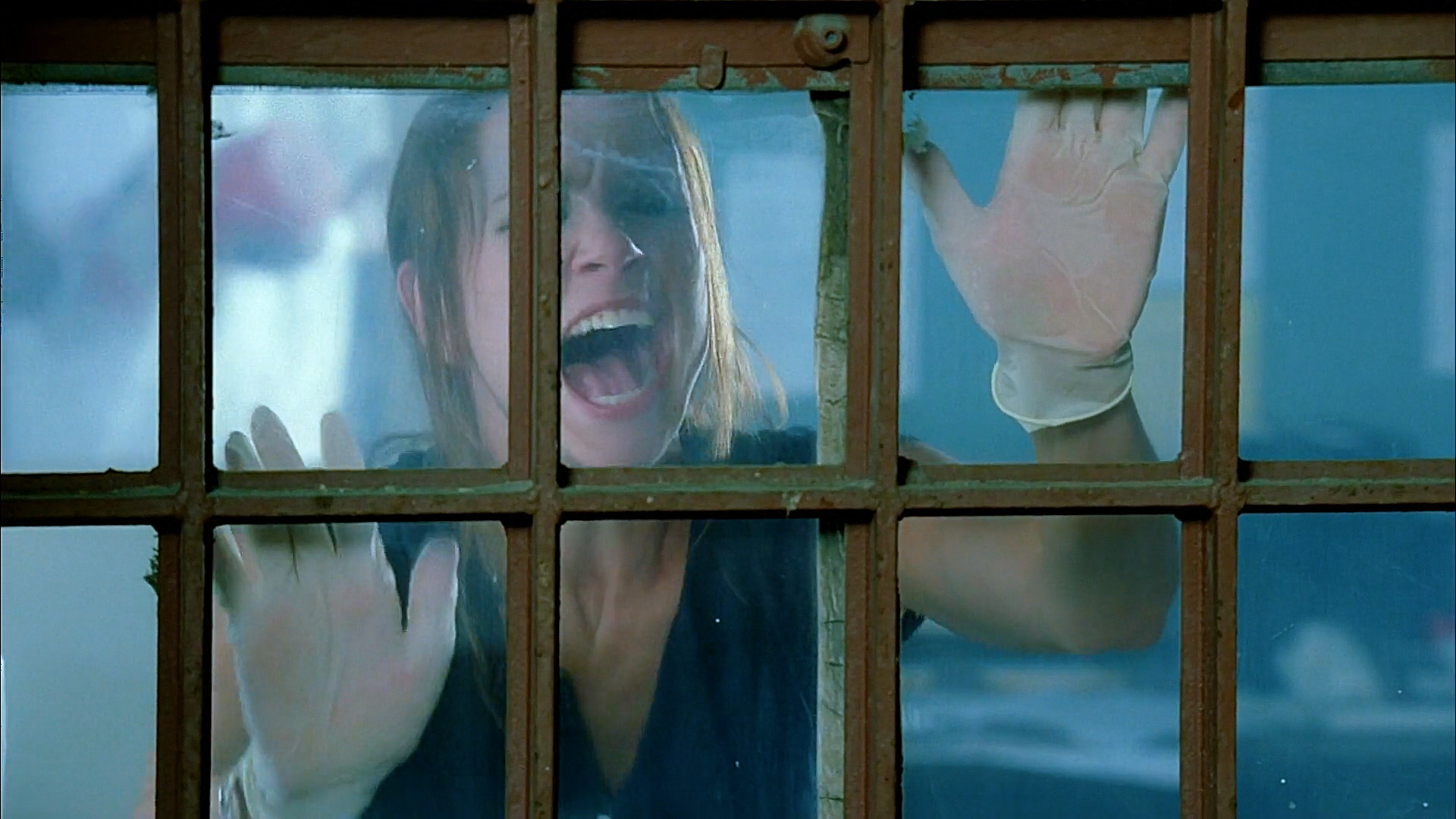 越狱7：监狱*乱暴**囚犯失控，迈克不惜暴露计划，从逃生通道救萨拉