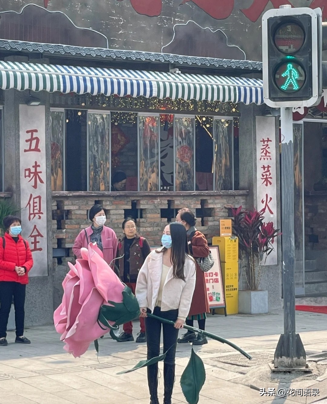 男子送四川女友巨型玫瑰花,小伙送玫瑰花给女友