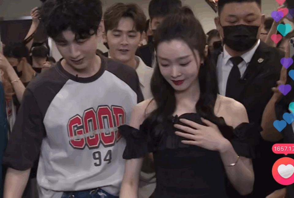 白敬亭宋轶扫楼拍照换玩偶,白敬亭穿外套抱宋轶